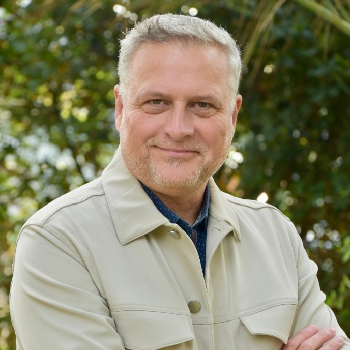 Portrait de Étienne Perrin, consultant- associé en efficacité relationnelle, gestion des risques, management des crises. Chargé d’affaires chez ATRISC